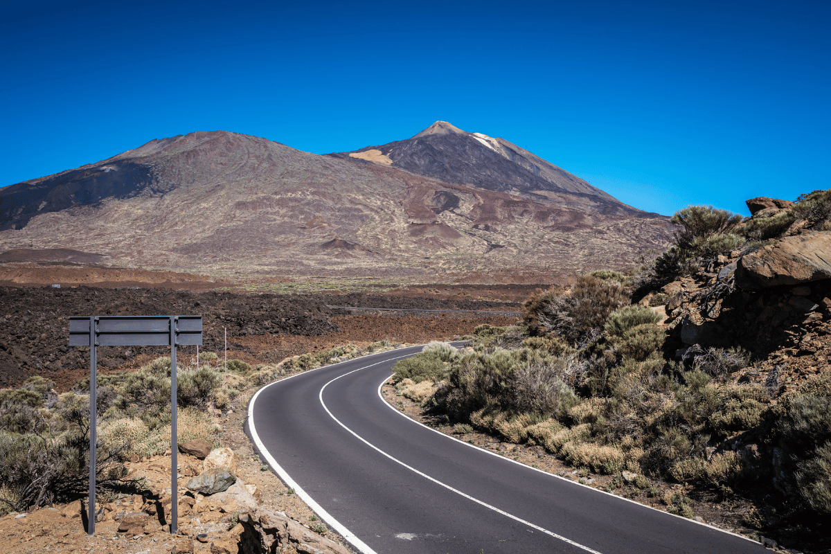 Park Narodowy Teide na Teneryfie – widok z drogi